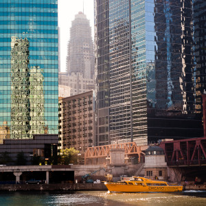 photo-chicago-water-taxi-along-river - Chicago Photographs.com